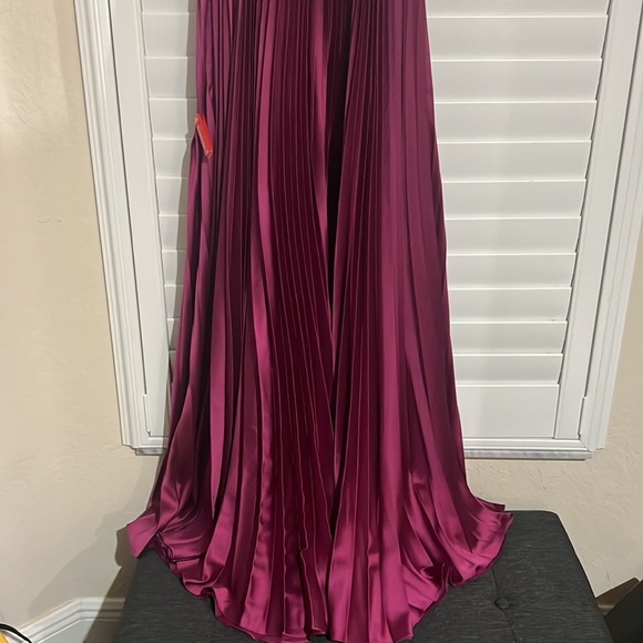 IEENA FOR MAC DUGGAL
Pleated A-Line Flowing Sleeve Gown size 2 new - Picture 11 of 15